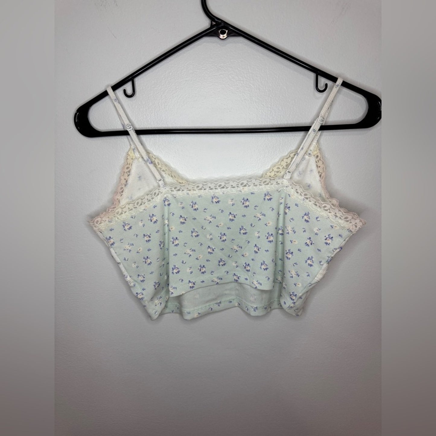 Pre-Owned LG Aeropostale White and Blue Floral Print Lace Cami Top