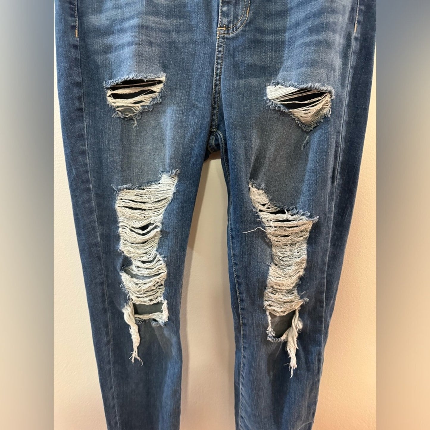 Pre-Owned Size 9/29 Cello Distressed Blue Jeans