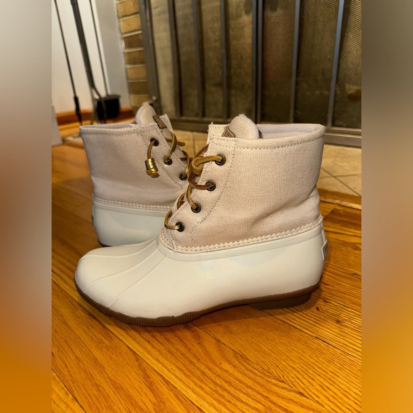 Pre-Owned Size 8.5W Sperry Saltwater Waterproof Duck Boots in Oat/Gold