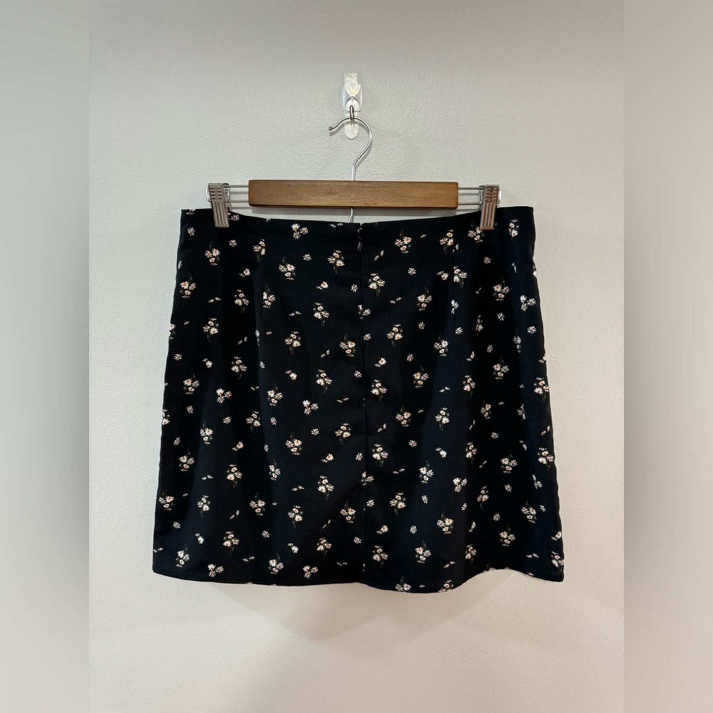 Pre-Owned LG Aeropostale Black Floral Skirt