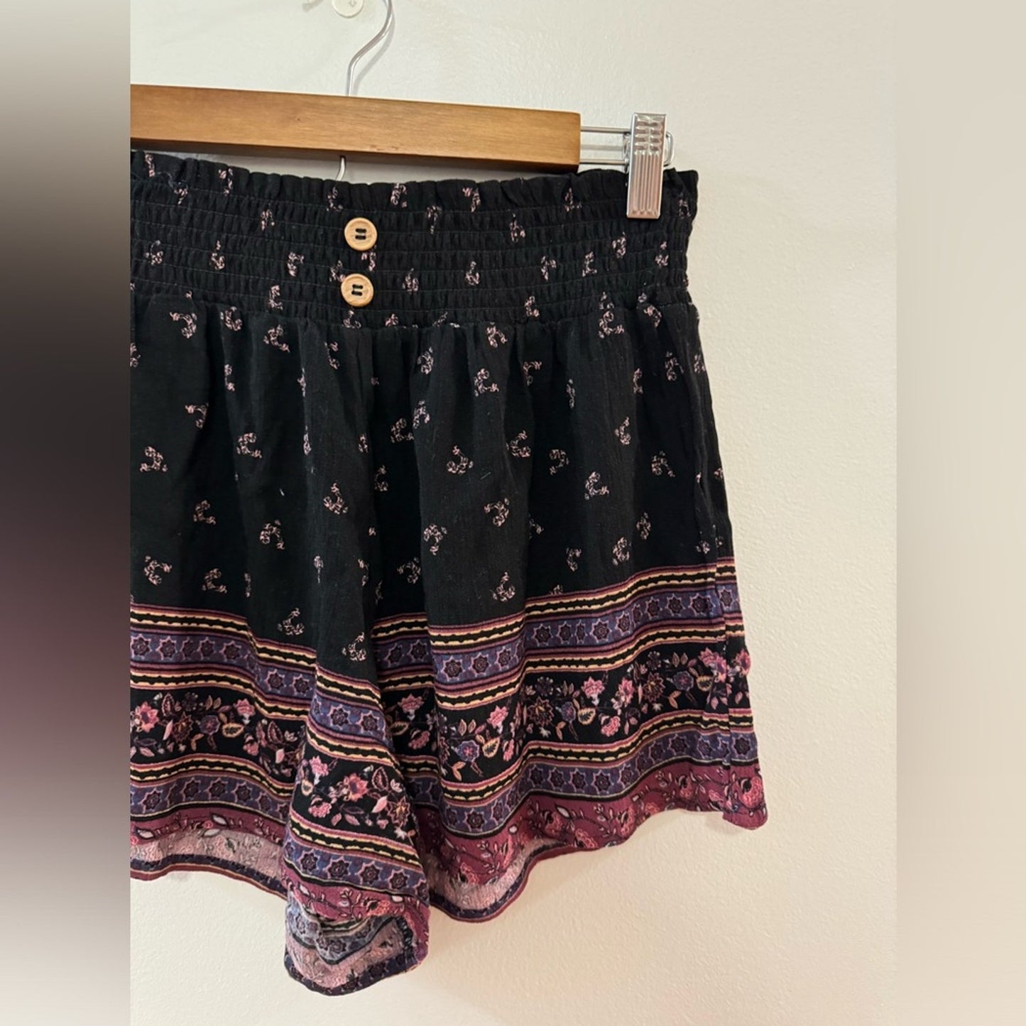 Pre-Owned LG Rue 21 Black Floral Pattern Shorts