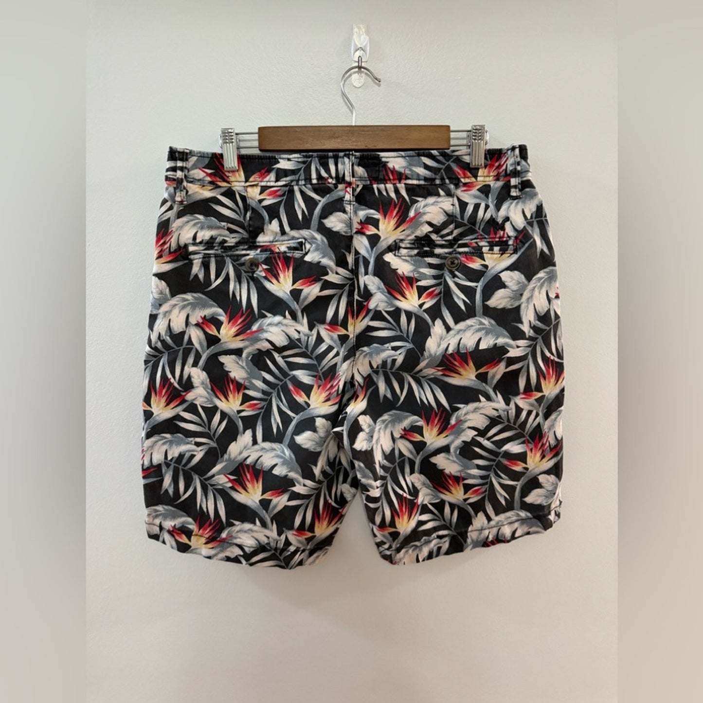 Pre-Owned Size 34 American Eagle Black, White and Palm Print 9” Inseam Shorts