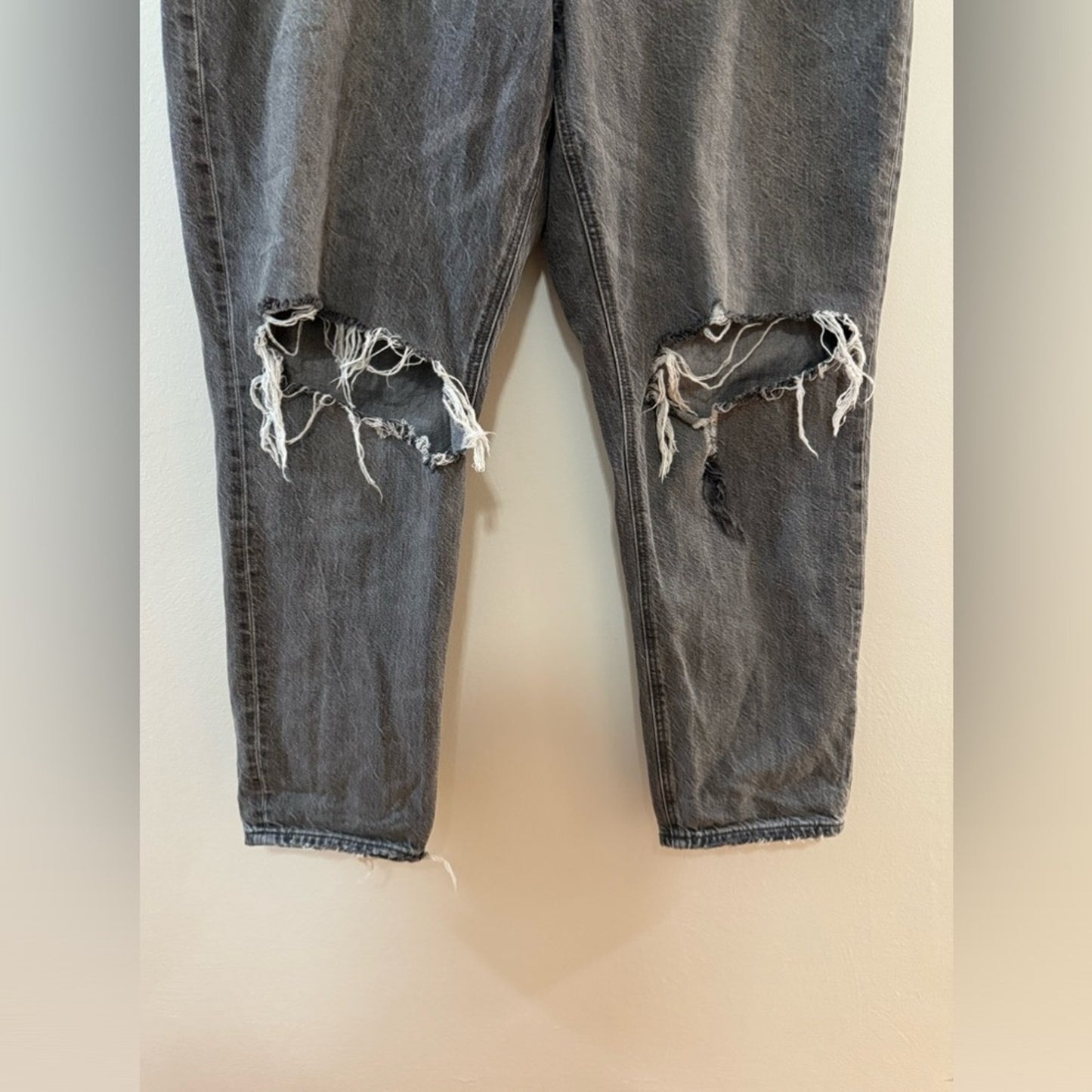 Pre-Owned Size 16 American Eagle Grey Distressed Mom Jeans