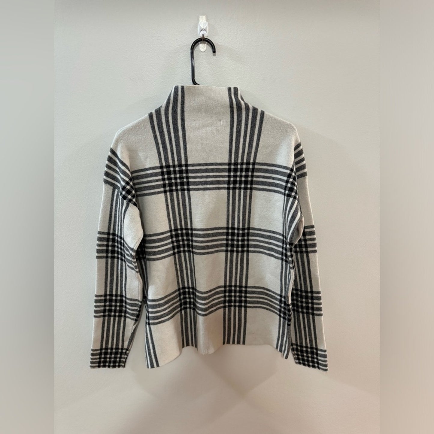 Pre-Owned MD Tahari Black/White Check Sweater