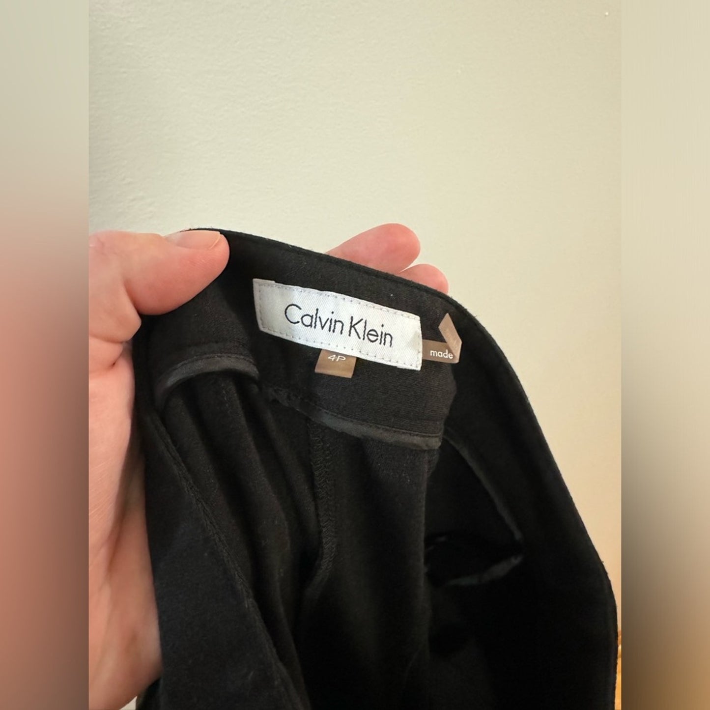 Pre-Owned Size 4 Petite Calvin Klein Black Pants with Ankle Zipper