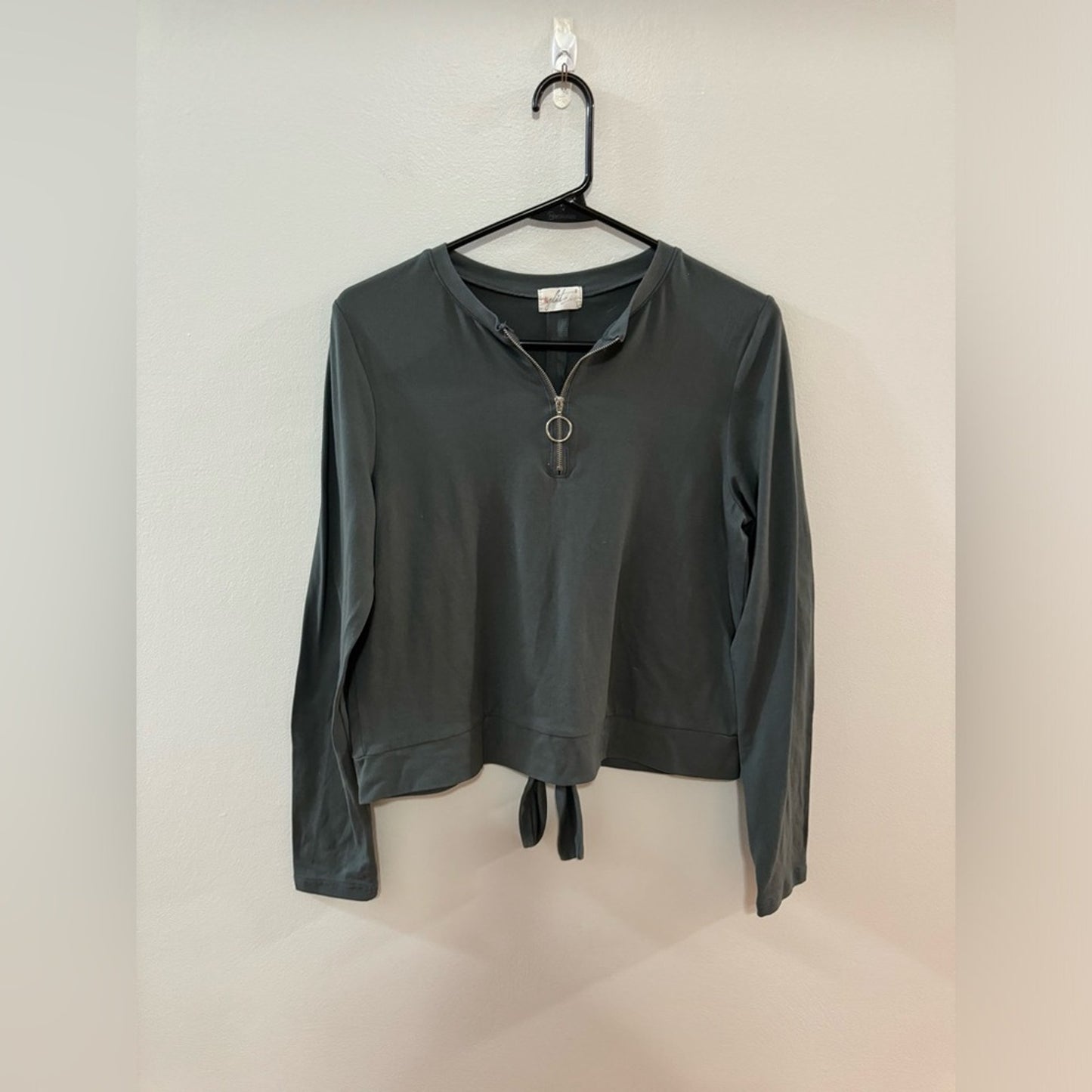 Pre-Owned LG Glitz Cropped Long Sleeve