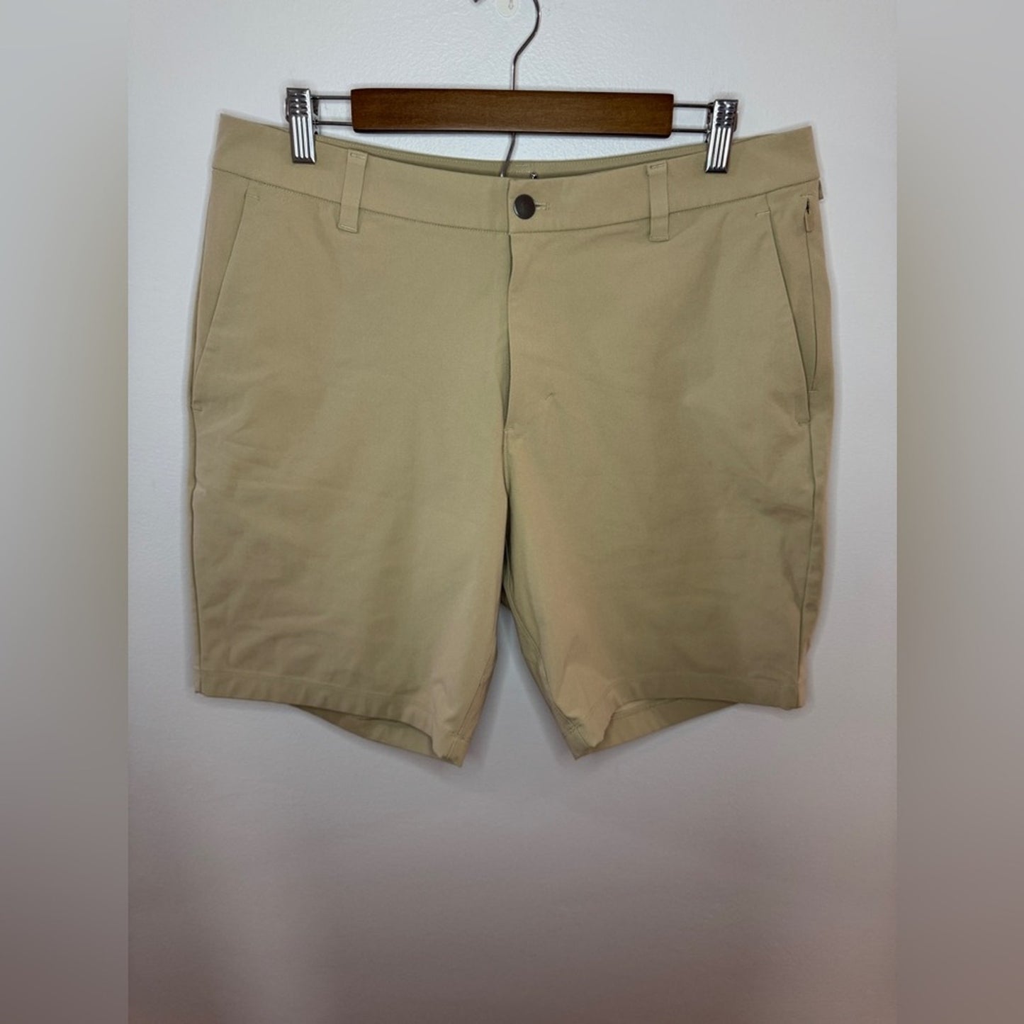 Pre-Owned Size 34 Lululemon ABC Classic Fit Golf Short 9” Inseam in Tan