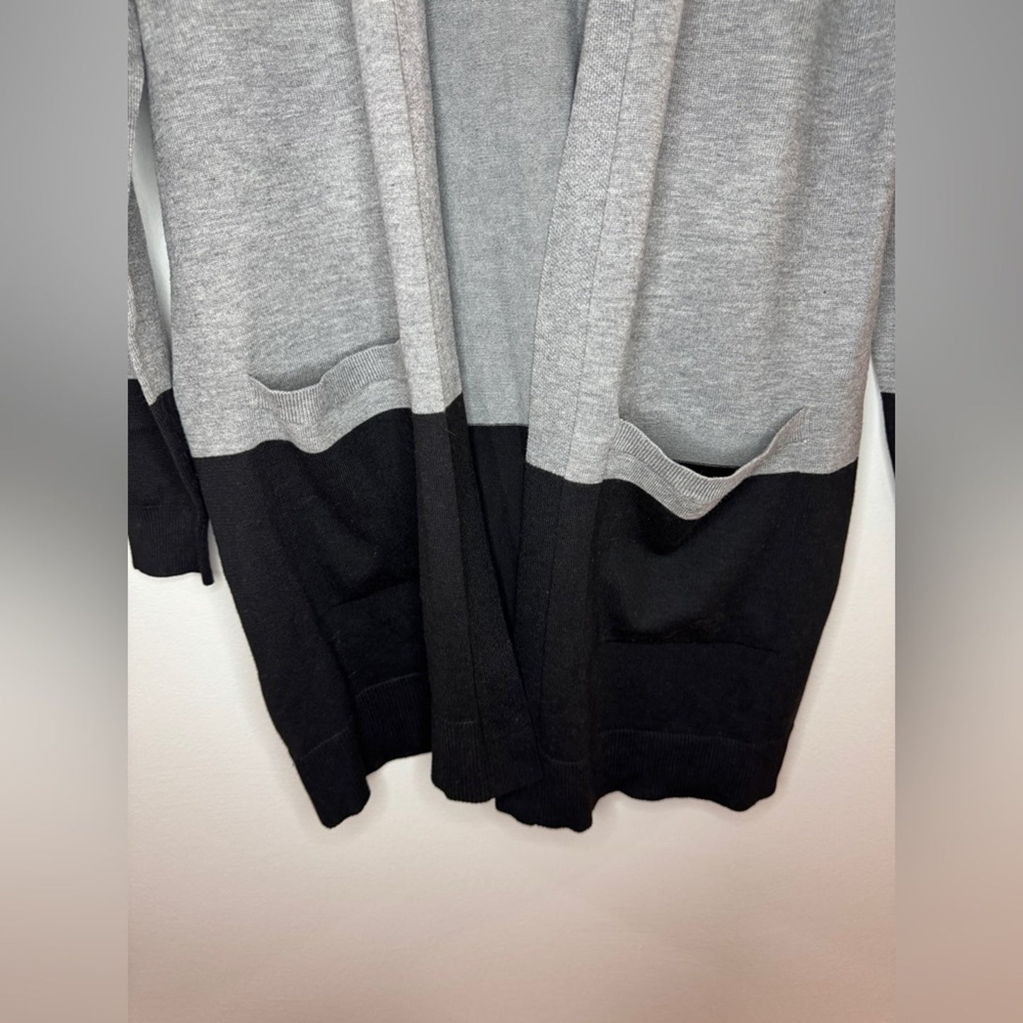 Pre-Owned MD Peyton Primrose Black White and Grey Color Block Hooded Sweater