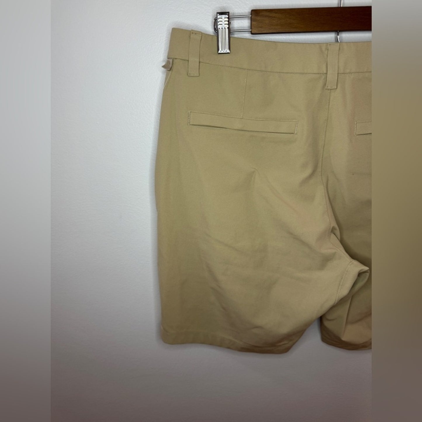 Pre-Owned Size 34 Lululemon ABC Classic Fit Golf Short 9” Inseam in Tan