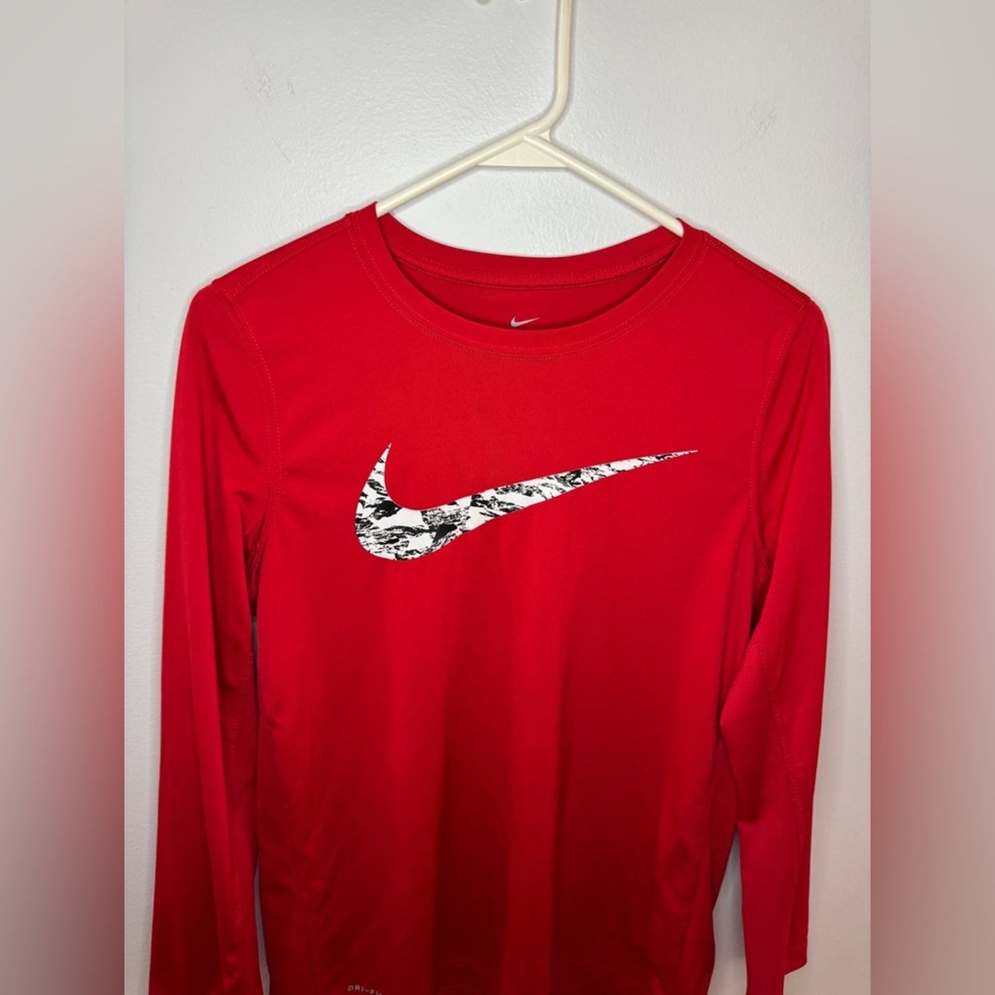 Pre-Owned XL Nike Dri-Fit Red Logo Graphic Long Sleeve Athletic Shirt