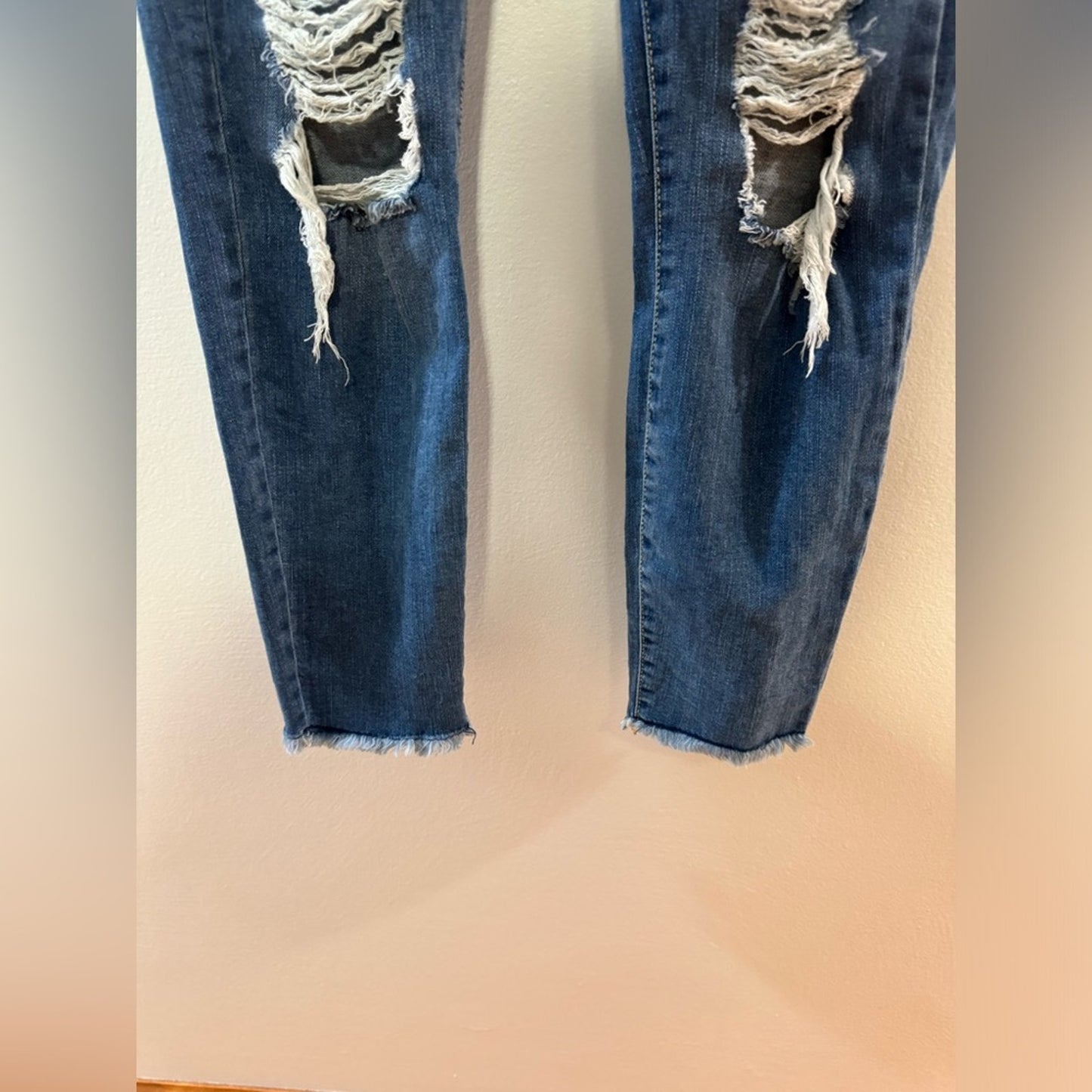 Pre-Owned Size 9/29 Cello Distressed Blue Jeans