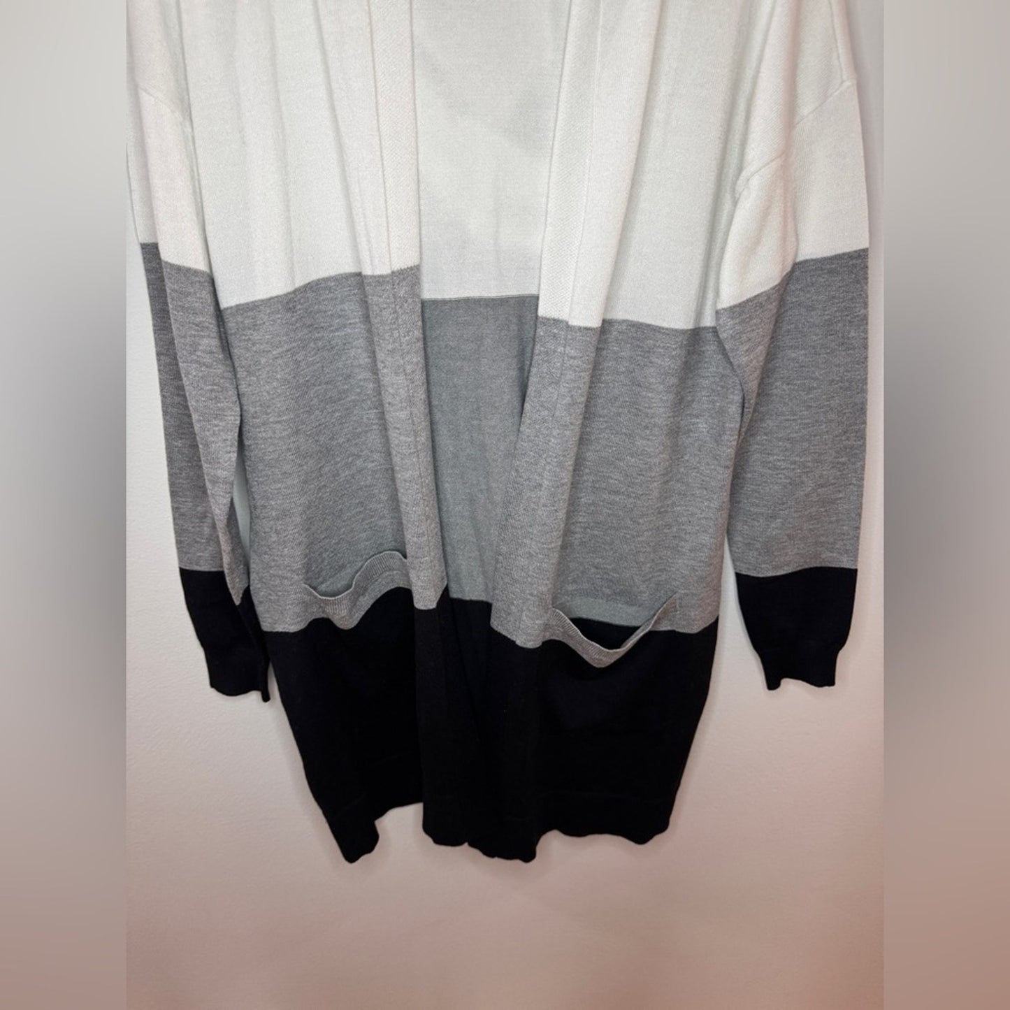 Pre-Owned MD Peyton Primrose Black White and Grey Color Block Hooded Sweater