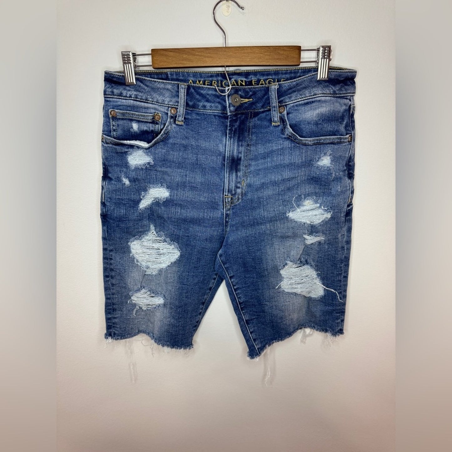 Pre-Owned Size 32 American Eagle Light Blue Distressed Jean Shorts