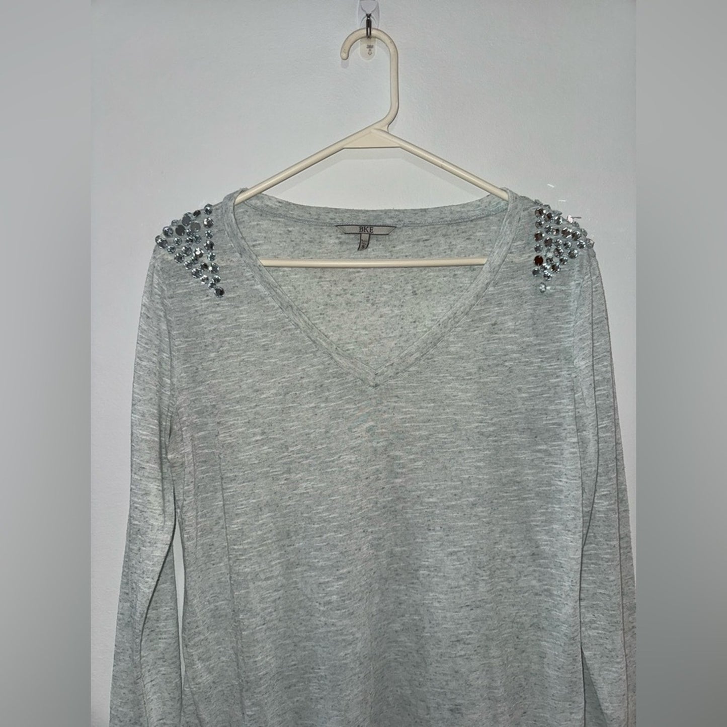 Pre-Owned SM BKE Heather Grey Crystal Shoulders V-Neck Long Sleeve Shirt