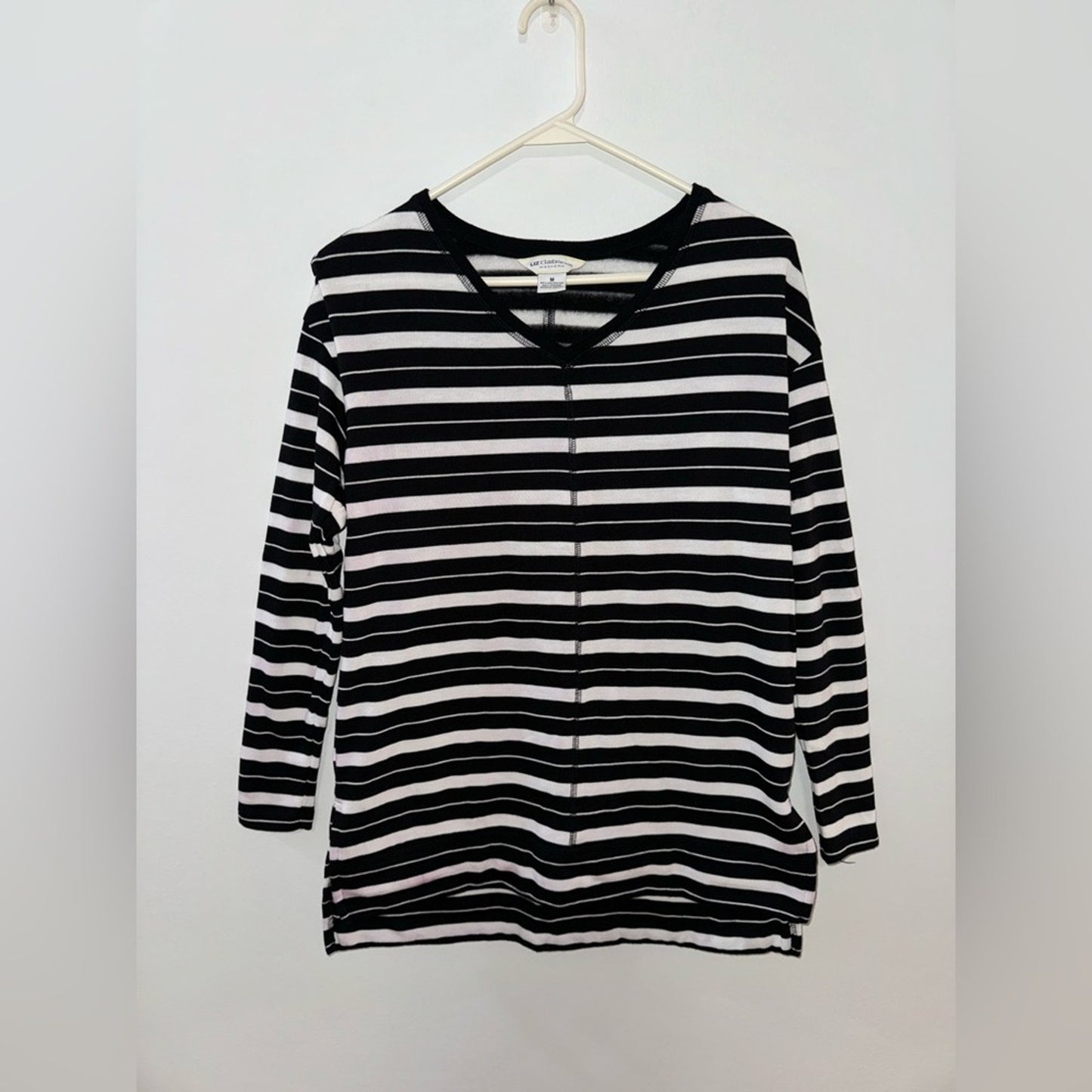 Pre-Owned MD Liz Claiborne Black and White Striped V-Neck Sweater