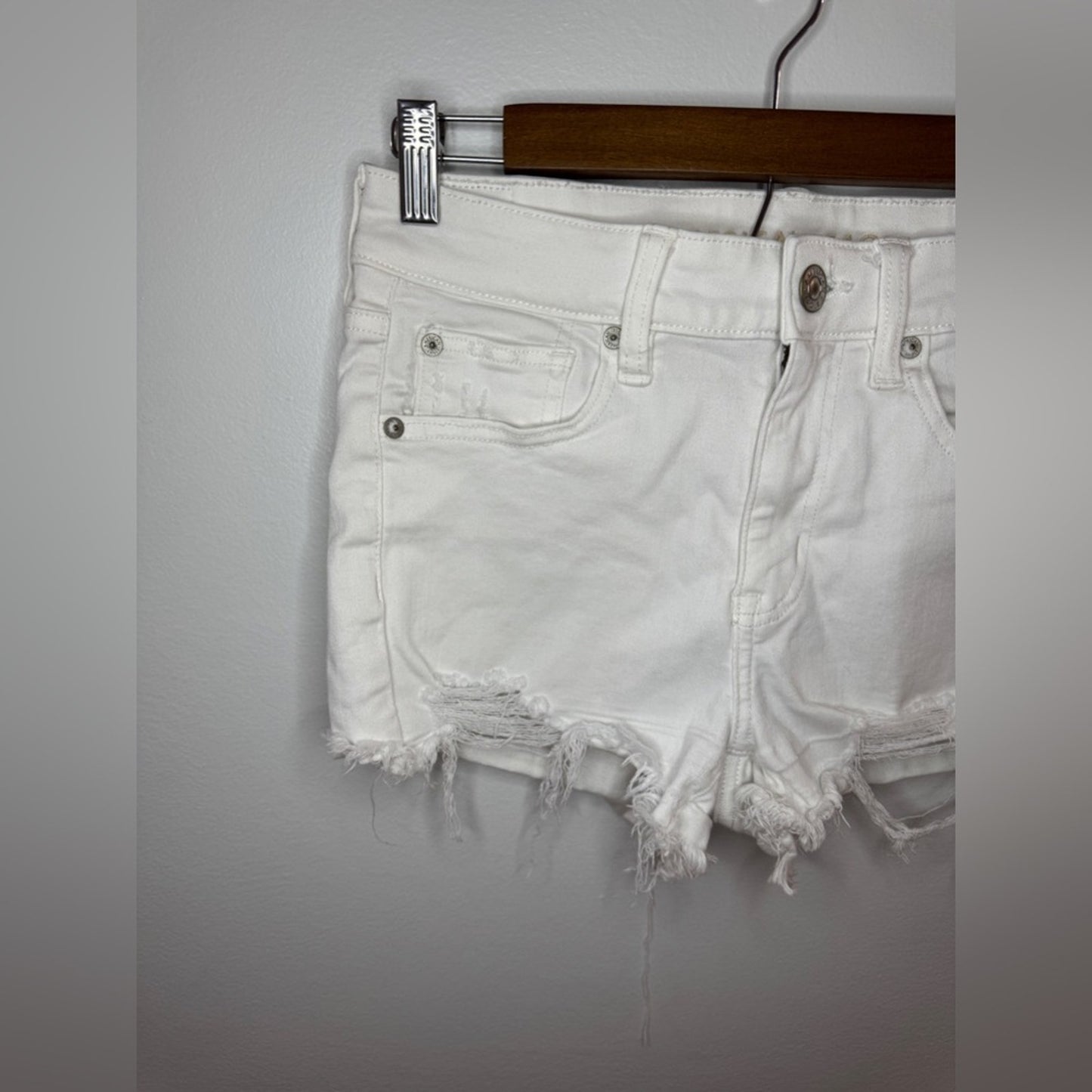 Pre-Owned Size 6 American Eagle White Distressed Hi-Rise Shortie