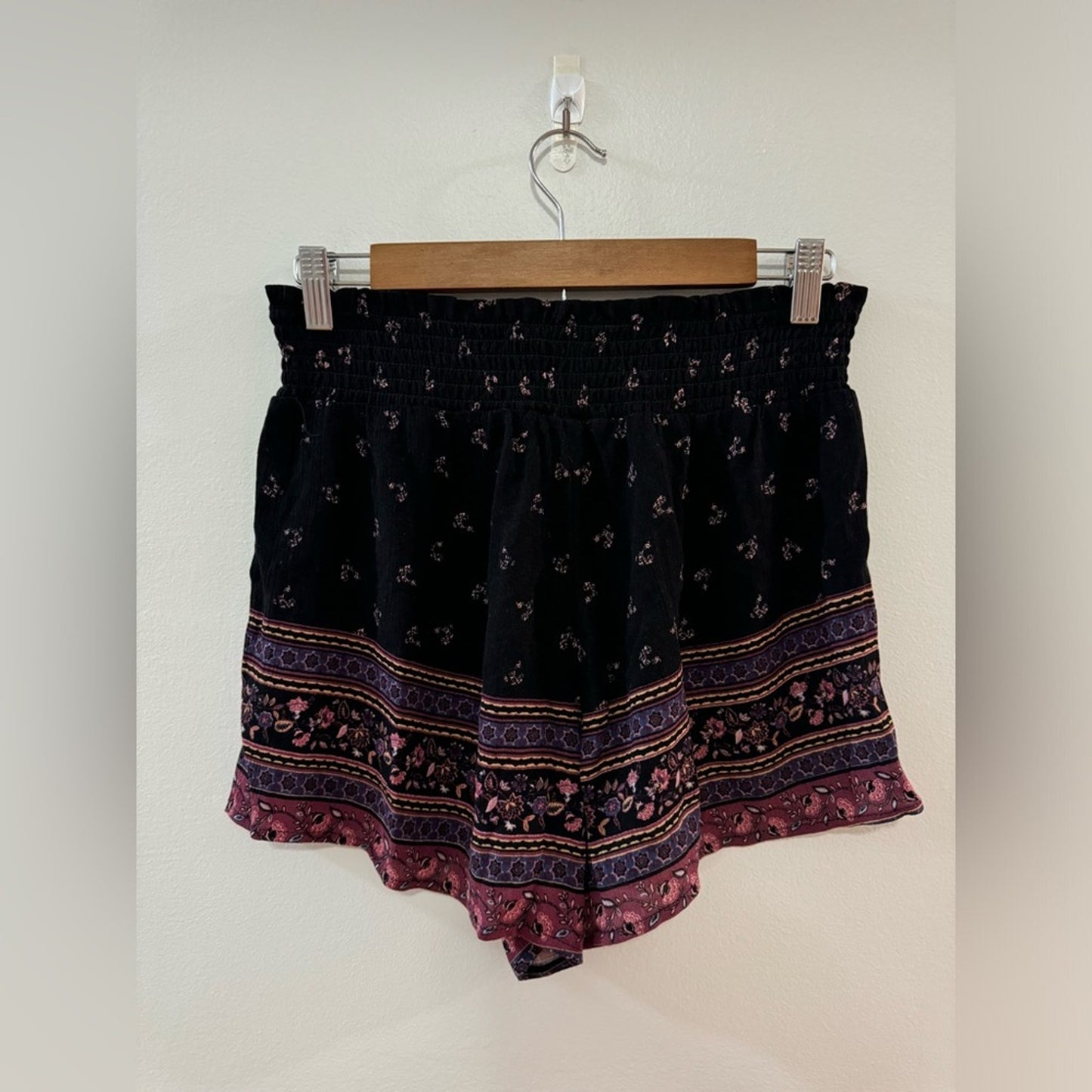 Pre-Owned LG Rue 21 Black Floral Pattern Shorts