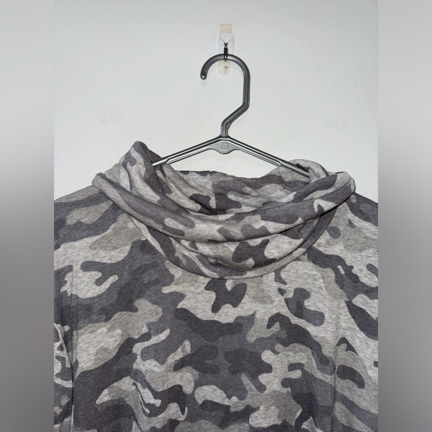 Pre-Owned MD Jane and Delancey Grey Camo Long Sleeve Sweater