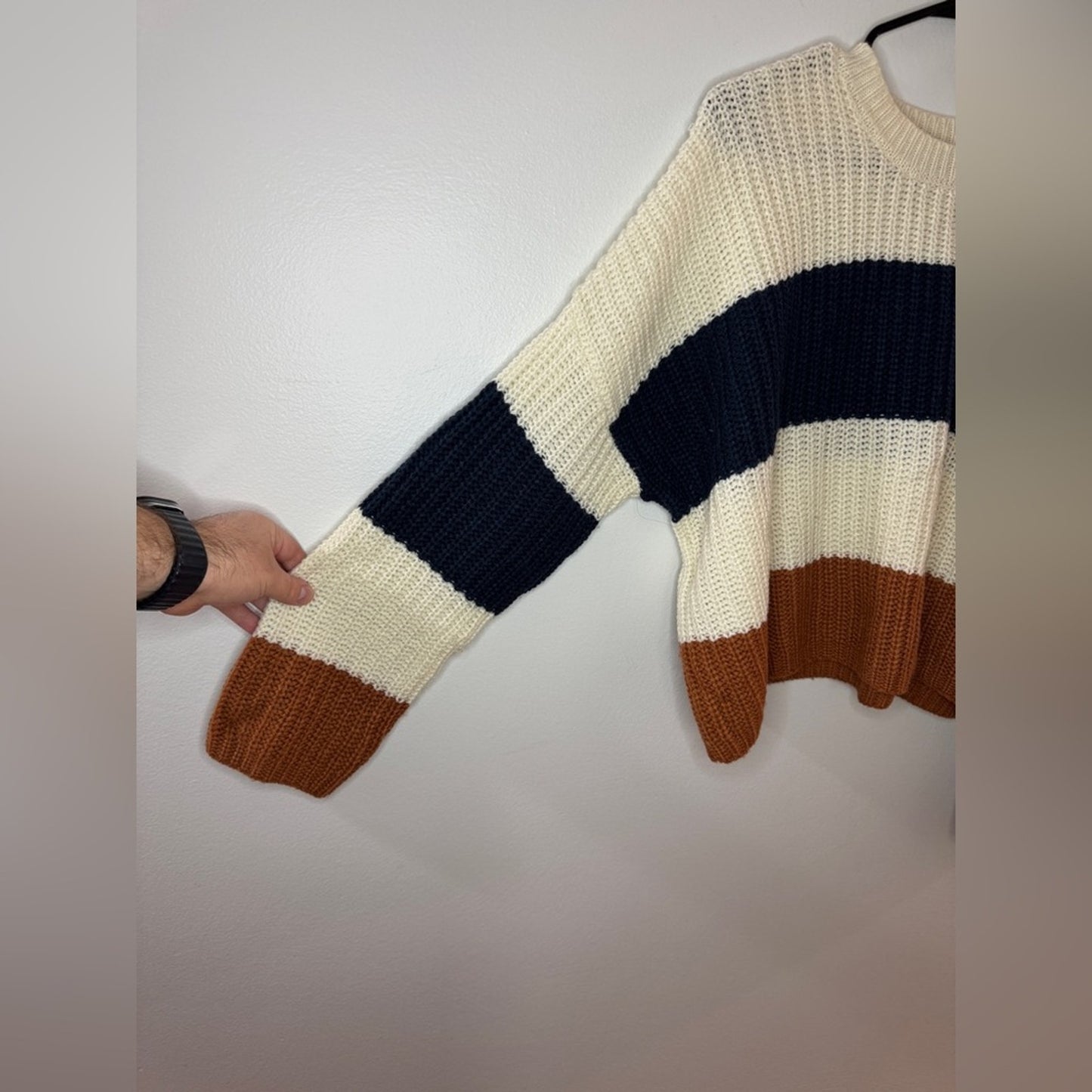 Pre-Owned LG Moon and Madison White Knitted Navy Blue and Brown Cropped Sweater