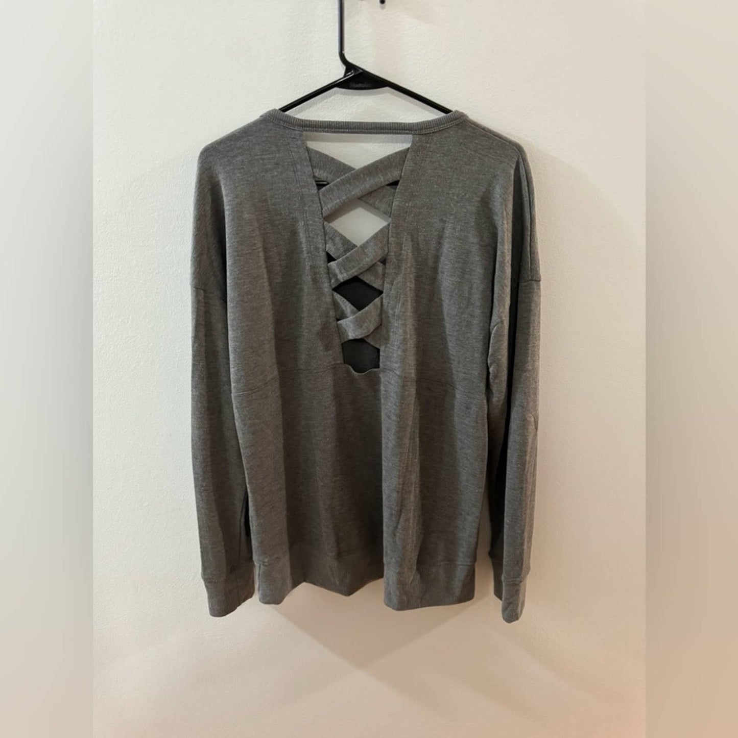 MD Balance Collection Gray Criss-Cross Open Back Long Sleeve Shirt